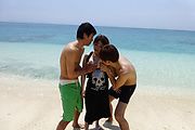 Two Guys Fuck Teen Mayuka Akimoto On The Beach Photo 10