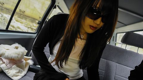 Asian amateur babe shows off her pussy in the car 